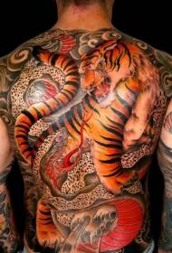 नर जापानी शैली के बाघ और साँप टैटू पैटर्न