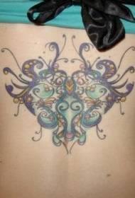 disegno del tatuaggio a forma di cuore con bella combinazione di colore della schiena