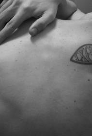 siluetë e pasme e peshkut me modelin e tatuazheve me shkronja