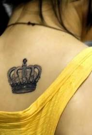 elegantný vzor tetovania koruny