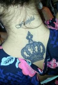 背部黑色的字母和皇冠纹身图案