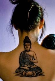 meisie terug na Boeddha wat op die lotus-tatoeëringpatroon sit