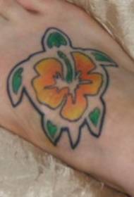prekrasan uzorak tetovaže od kornjače i cvijeta na leđima
