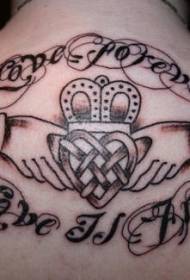 malantaŭa irlanda kor-forma letero mano tatuaje ŝablono