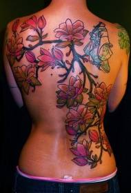 Muguras geiša ar burvīgu ziedu tetovējuma modeli