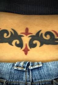 disegno del tatuaggio totem tribale nero e rosso in vita
