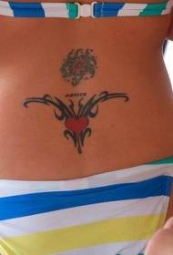 midja rött hjärta och blomma totem tatuering mönster