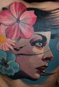 बहुरंगी फुले आणि फुलपाखरू टॅटू पॅटर्नसह परत महिला चेहरा