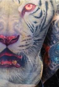 Mystisk färgad vit tiger med röda blodiga ögon fulla av tatueringsdesign