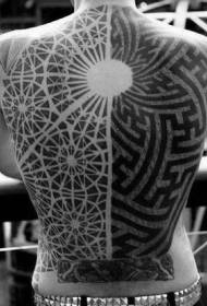 гръб геометричен стил черно-бял декоративен модел татуировка