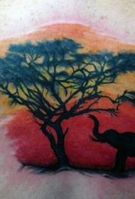 înapoi model interesant de mare tatuaj de elefant și copac