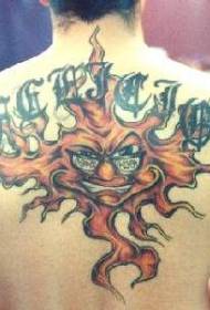 男性の背中の太陽とキャラクターのタトゥーパターン