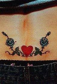 腰部紅色心形與黑玫瑰紋身圖案