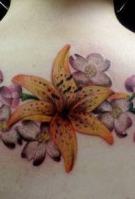 motif de tatouage lys et fleur coloré dans le dos