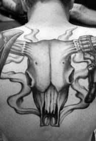 nugaros milžiniškos buliaus kaukolė su skrybėlės pistoleto tatuiruotės modeliu