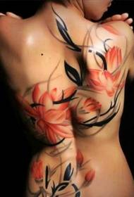 model de tatuaj din flori roșii și negre înapoi