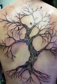 Atrás hermoso árbol solitario con patrón de tatuaje de cuervo