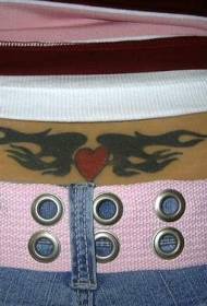 Taille Flamme Totem mit herzförmigen Tattoo-Muster