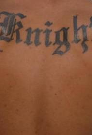 zréck Léiw Ritter mat Inskriptioun Tattoo Muster