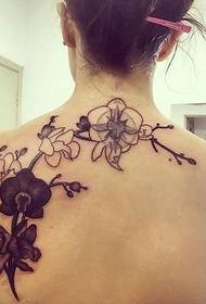 ragazza Bella immagine del tatuaggio del fiore sul retro