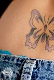 midje delikat lilla sommerfugl tatoveringsmønster