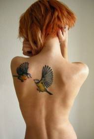 გოგონას უკან რეალისტური ფერი hummingbird tattoo ნიმუში