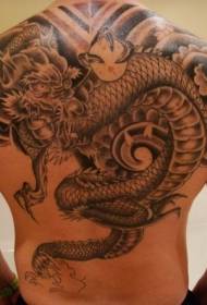 ar ais Dragon mór agus patrún tattoo liathróid criostail