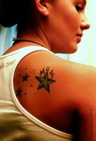 Gadis kembali bintang dengan pola tato huruf