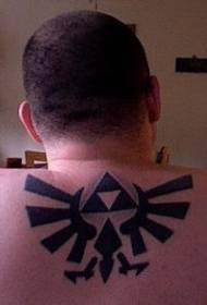 Muguras melnā un baltā trīsstūra totēma tetovējuma modelis