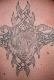 testa di lupo posteriore e motivo del tatuaggio nodo celtico