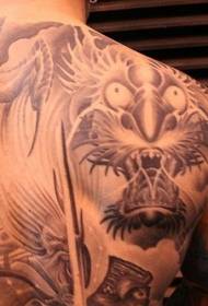 atrás monstro dragón en patrón de tatuaxe voador no ceo