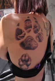задний рисунок волчьей лапы и рисунок татуировки
