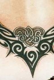w talii przystojny wzór tatuażu plemiennego totemu