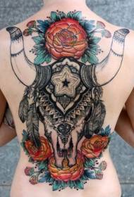 zadní obří býčí lebka s tetováním peří květ
