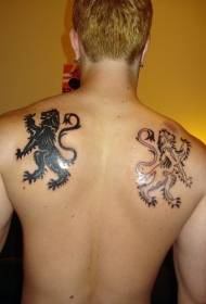 U mudellu di tatuaggi di leone neru è biancu in daretu maschile