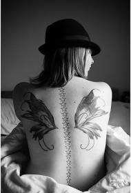 meiteņu muguras tauriņa spārnu un zvaigžņu tetovējuma raksts