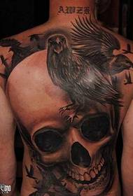 teschio posteriore e un gruppo di disegni del tatuaggio del corvo