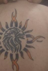 назад сонце та орел татем татуювання візерунок