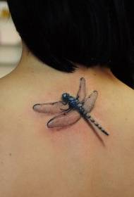 女生背部写实的3D蜻蜓纹身图案