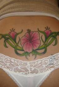 образец за тетоважи со хибискус во задниот дел