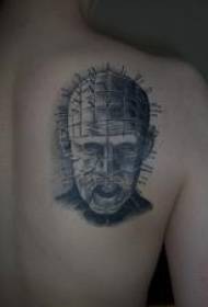 kepala manusia yang mengerikan ditusuk dengan pola tato jarum