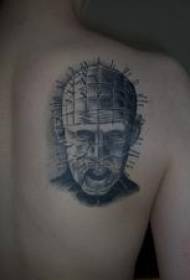 terrível cabeça humana perfurada com padrão de tatuagem de agulha
