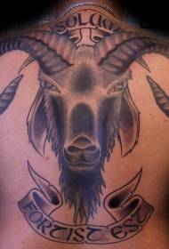背部巨大的羊头与字母纹身图案