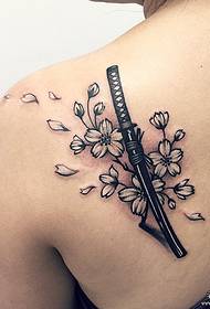 Natrag japanski uzorak tetovaže mača trešnje