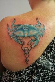 dziewczyna z powrotem niebieski wzór kraba i klejnot tatuaż