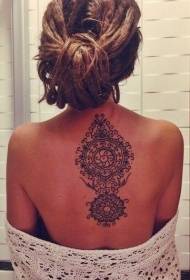 ragazza indietro insolito modello di tatuaggio in stile tribale a forma di fiore