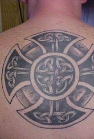 z tyłu duży wzór tatuażu z krzyżem celtyckim