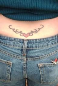 muguras meitenes sirds forma ar vīnogulāju tetovējuma modeli