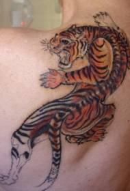 modello tatuaggio tigre strisciante colorato sul retro