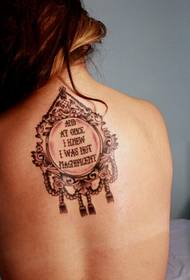 kvinnlig ryggspegel engelska alfabetet tatuering mönster